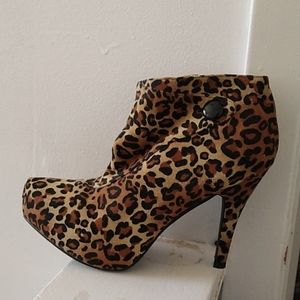 NEW Cheetah print ankle high heel boots
